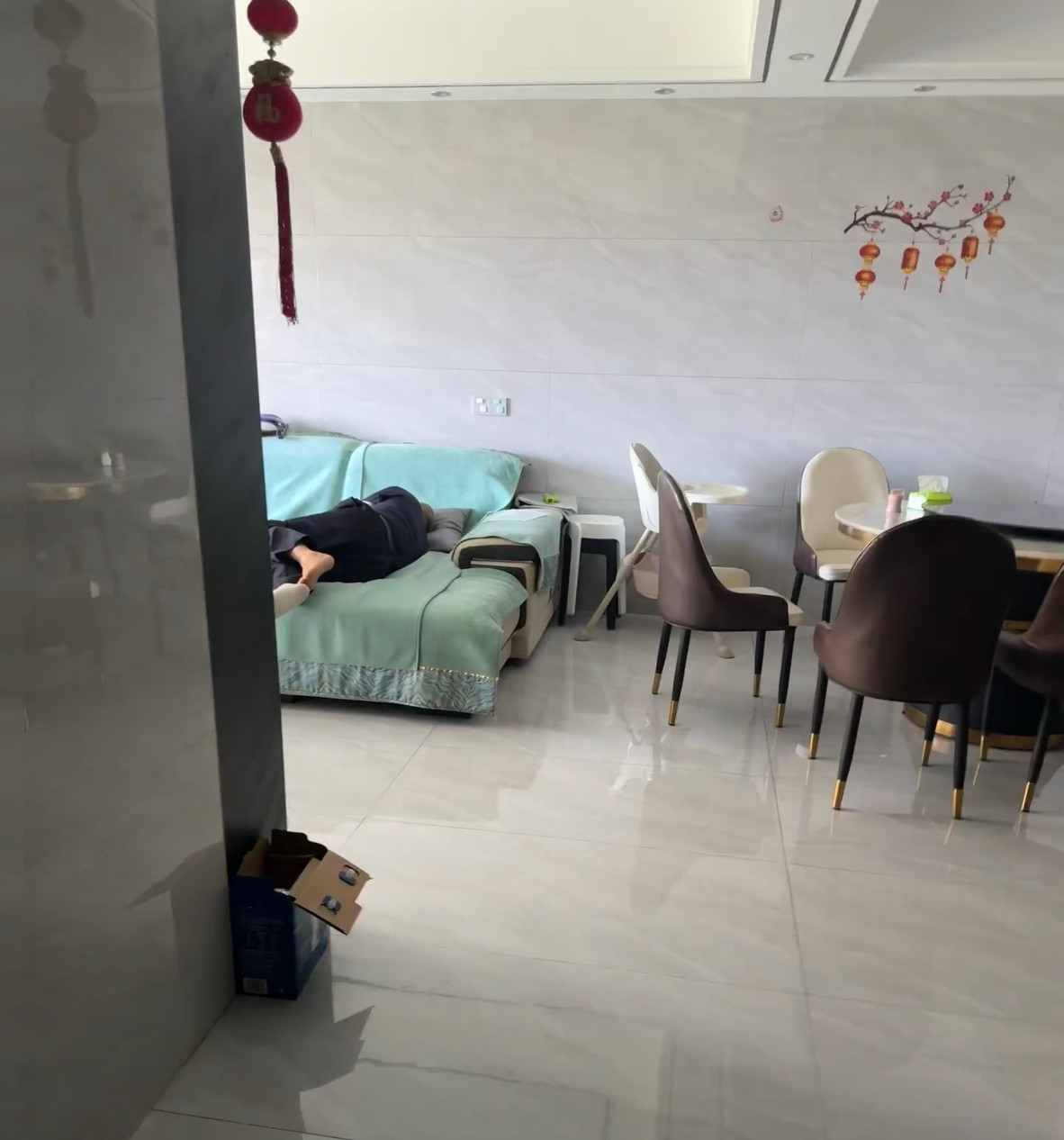 哎呀，和公婆住一块真的好压抑呀，还特别不方便呢！你们能想象不？我从房间门一出来，