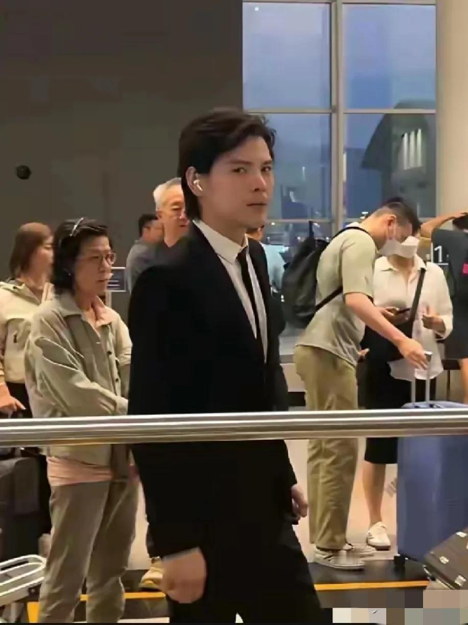 向太告诉她儿子向佐正常一点，不要穿那些七七八八的衣服，这不正常穿衣服起来还挺帅气