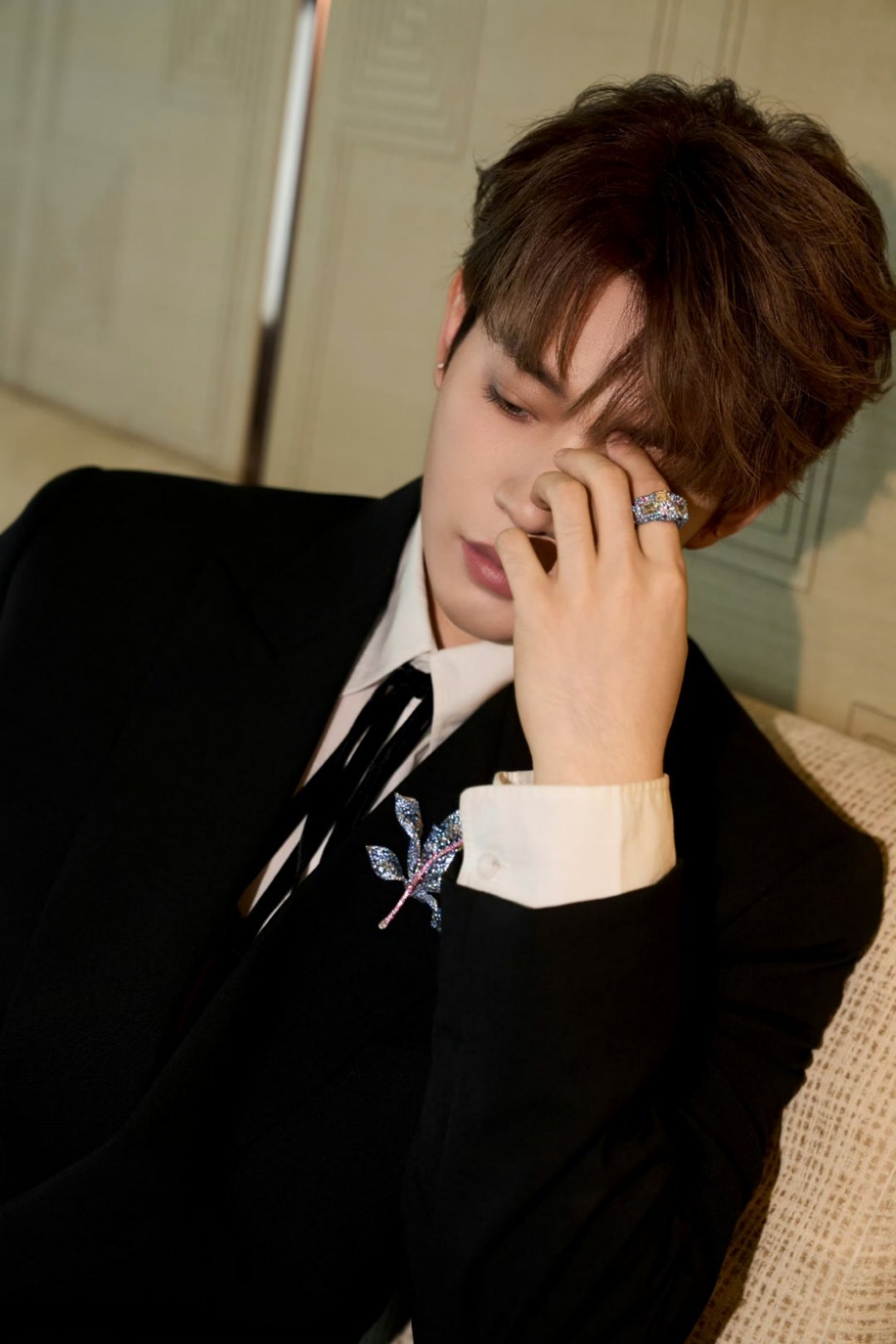 邓为终于来咯，黑色西装套装潇洒大方，夜色里格外迷人的型男啊✨️