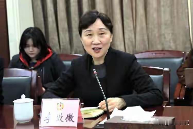 她从初中老师做起，凭着自己不懈努力和辛勤付出，最终做到部级领导岗位，但未能保持初