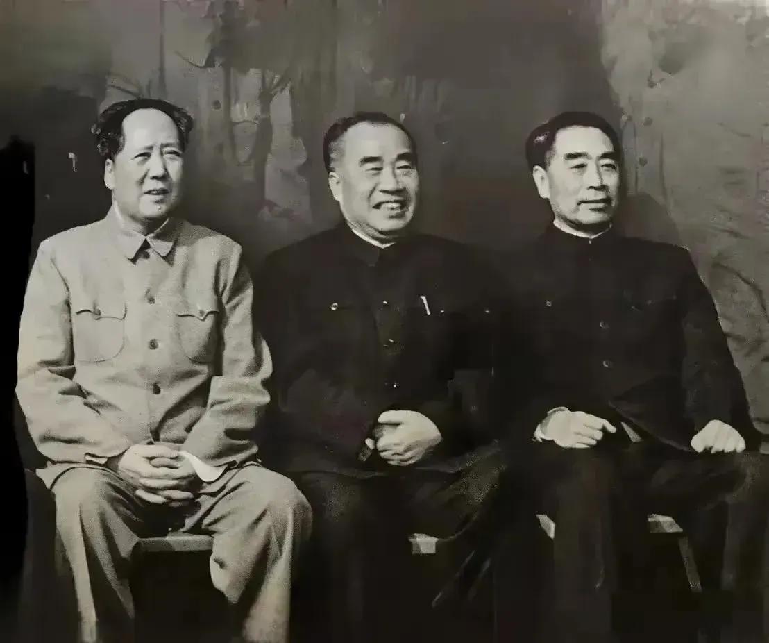 这张三位伟人同框的老照片，为何能跨越时空引发深切共鸣？只因镜头定格的不仅是慈祥纯