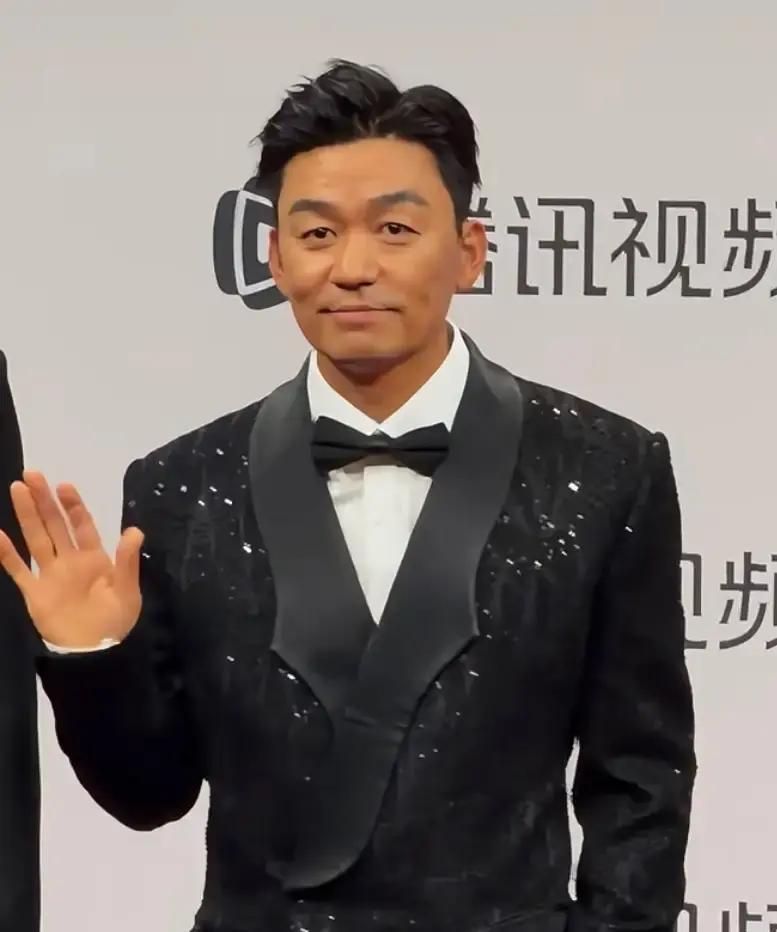 他越笨拙，你越信任。腾讯星光大赏的颁奖台，王宝强握着话筒，只会重复一个“好