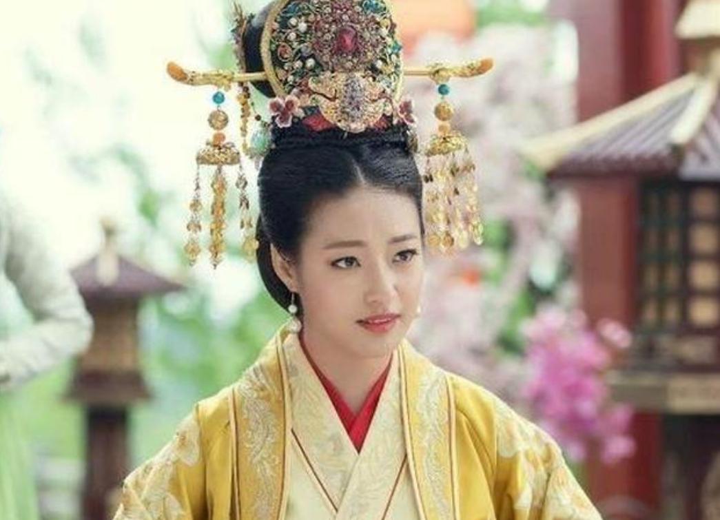 1127年，北宋灭亡，开封城中的皇亲国戚都被金军俘虏。国丈郑绅本以为自己难逃一劫