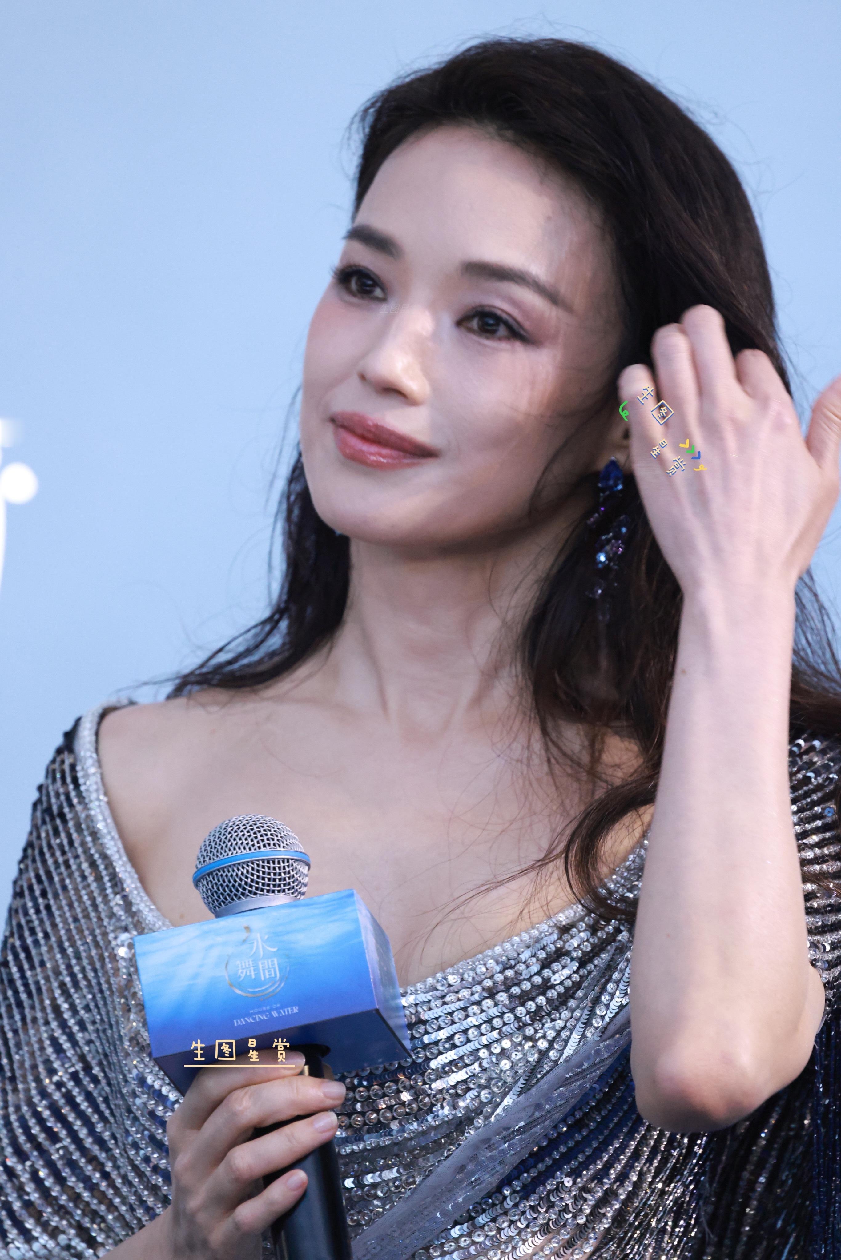 舒淇明艳亮相水舞间红毯，逆生长的林小姐，那么美那么媚[比心]💋​​​