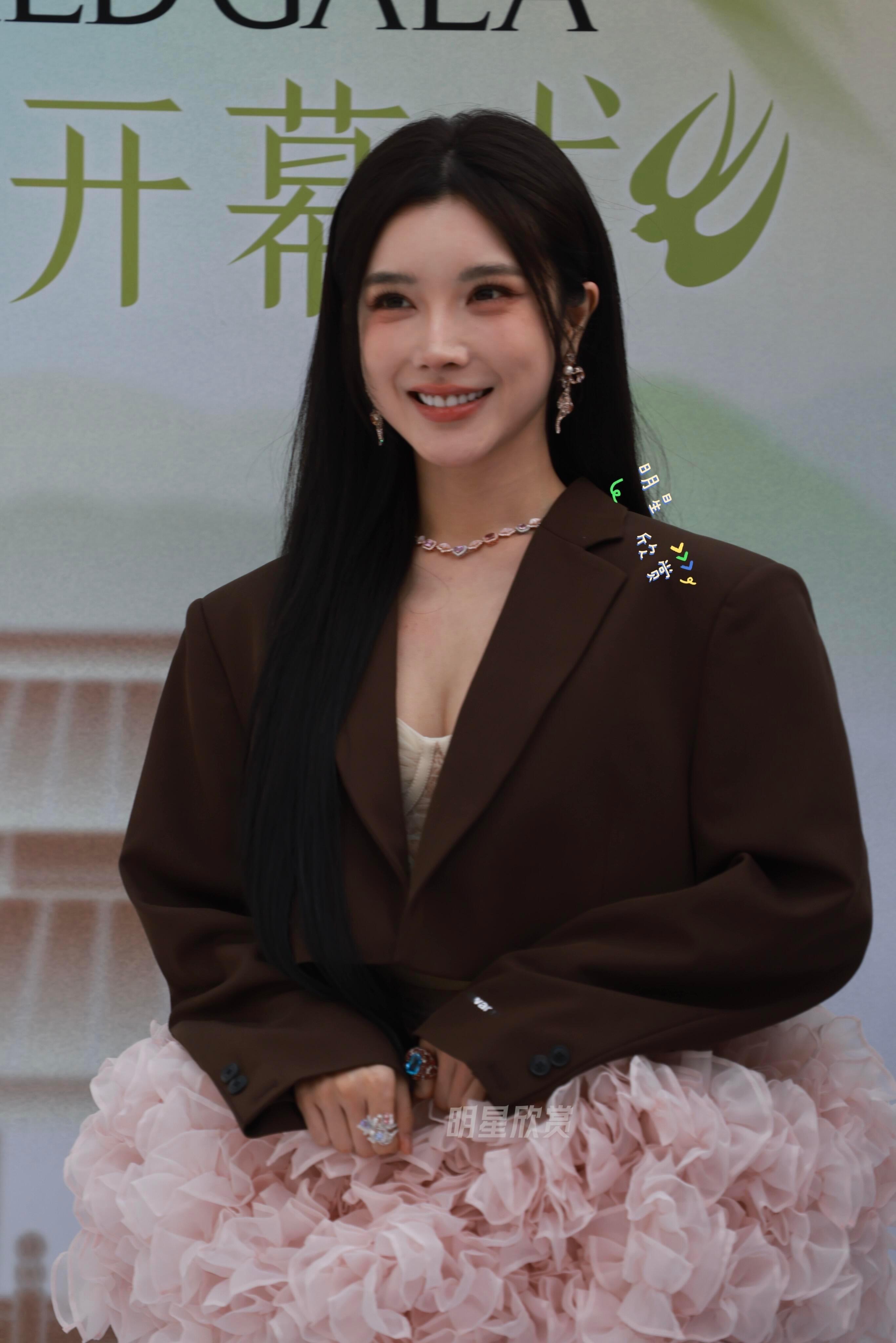 戴燕妮🤎·波点咖丝美腿[爱心]​​​