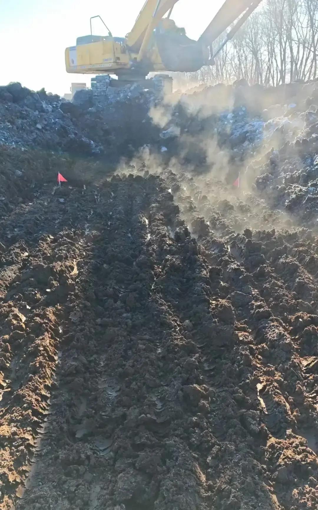 新人巡查发现排水沟被悄悄挖窄了半米，现场负责人说电话里跟设计方说好了，为了少占田