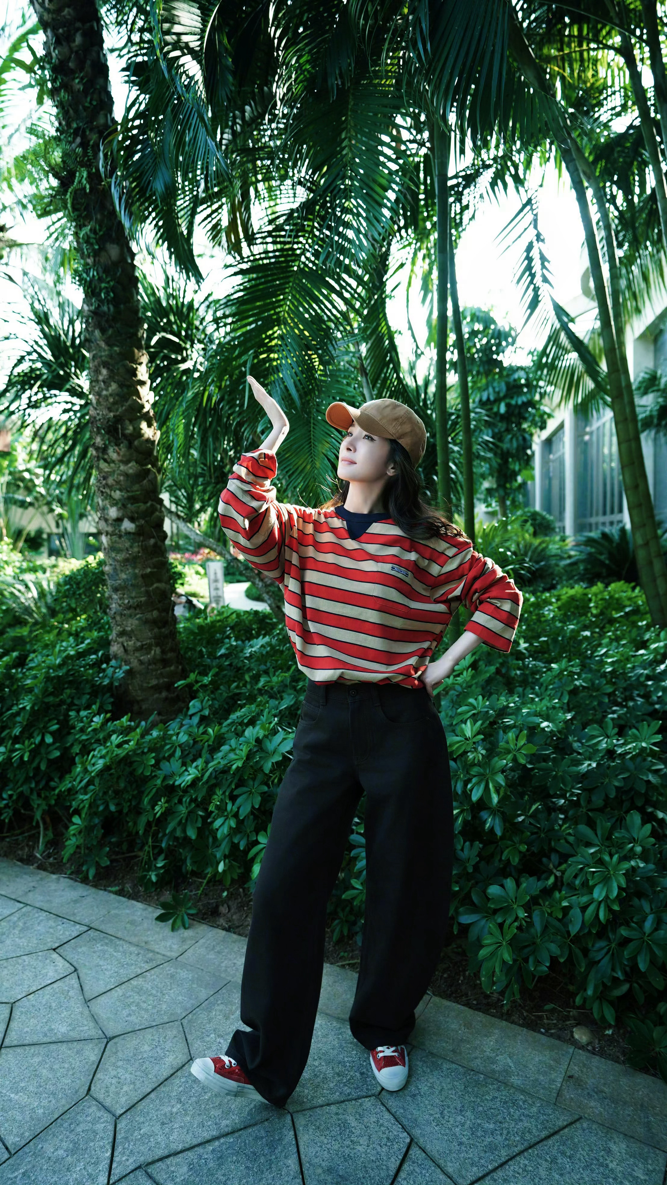 杨幂立春*杨幂壁纸分享我认证杨幂的拍照pose除了剪刀手✌️越来越多了！我想和