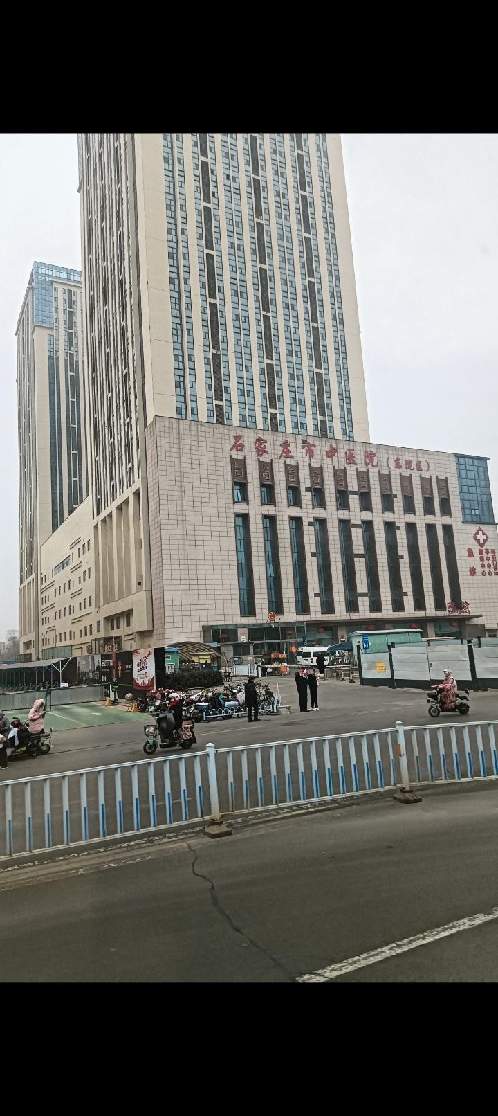 今天没事在石家庄转，突然发现这么一个问题，咱石家庄许多大医院都有总院和分院区，比