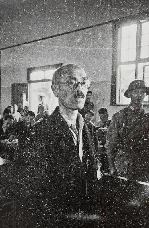 1945年，日本投降，老蒋特别对何应钦交代说：酒井隆这个战犯必须处以极刑，让他血