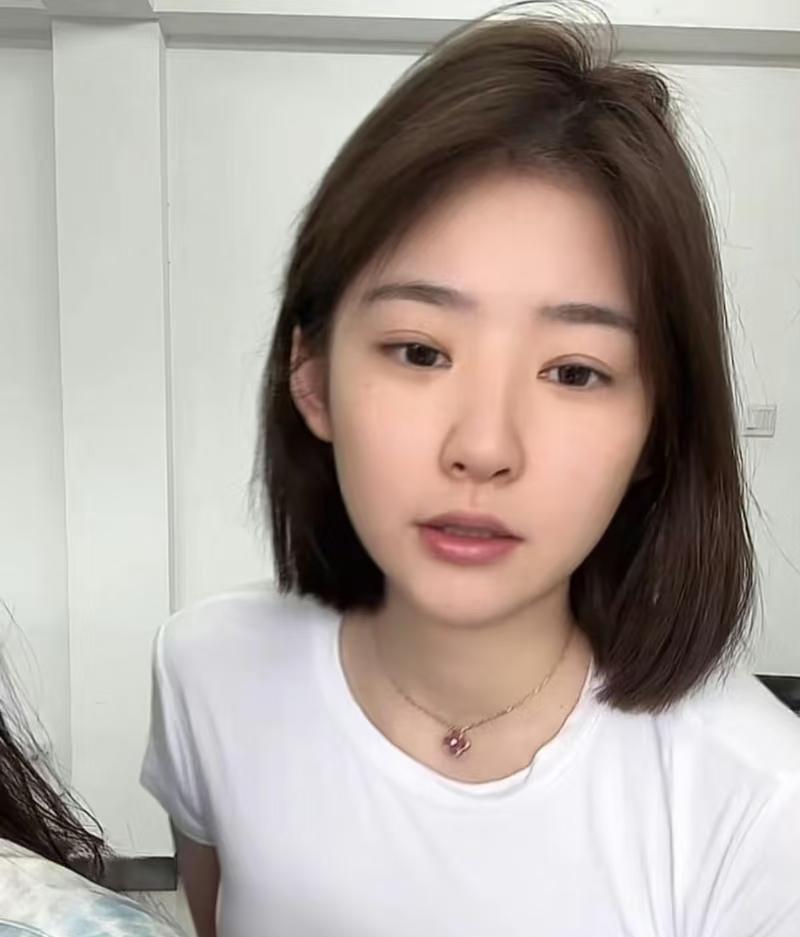 黄一鸣被一些网友说没文化，她反驳说并且认为人不需要太有文化。对于学历，黄一鸣