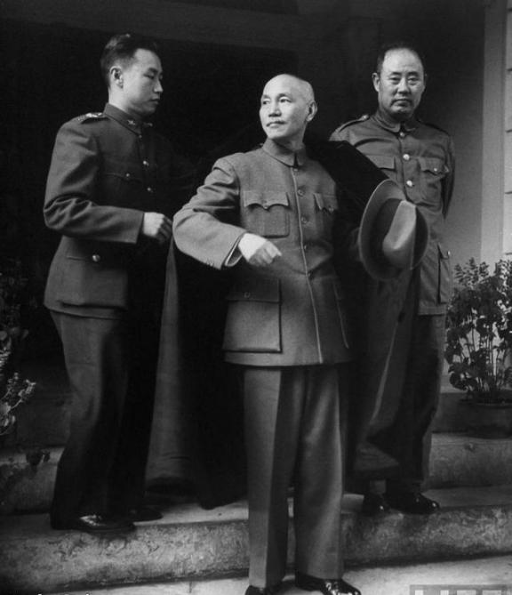 1975年，蒋介石得知黄维被特赦后，立刻邀请他前往台湾，不仅补发了他的中将军饷，