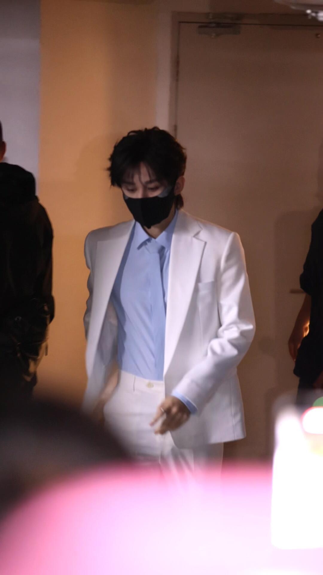 成毅新广告拍摄！白色西装造型白马王子