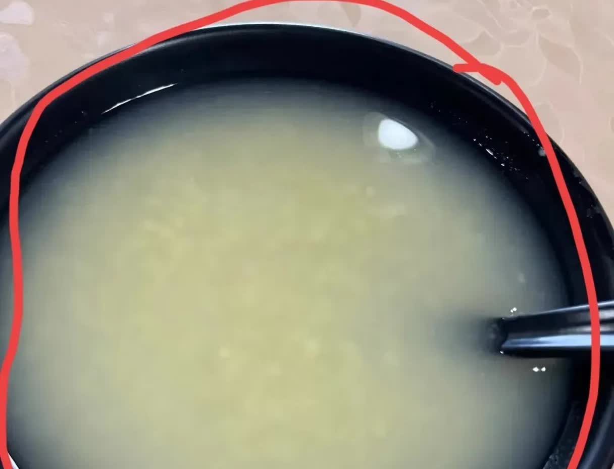河南，一名女子试着自己在家里熬小米粥，每天早上起床后，她都会熬一锅小米粥，可是，