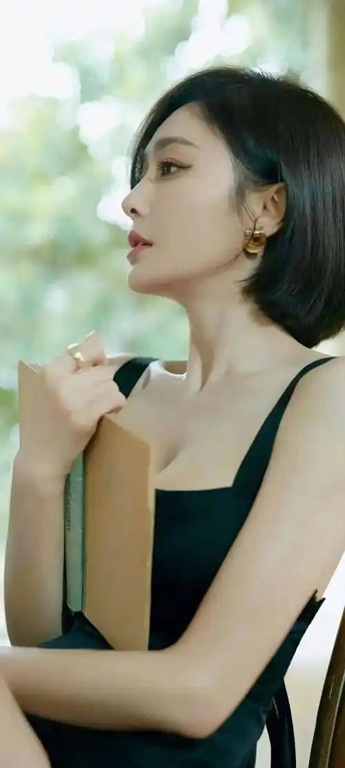 1.白鹿把助理闺蜜当家人，如果谈的对象说她闺蜜坏话，她能立刻翻脸分手那种；2