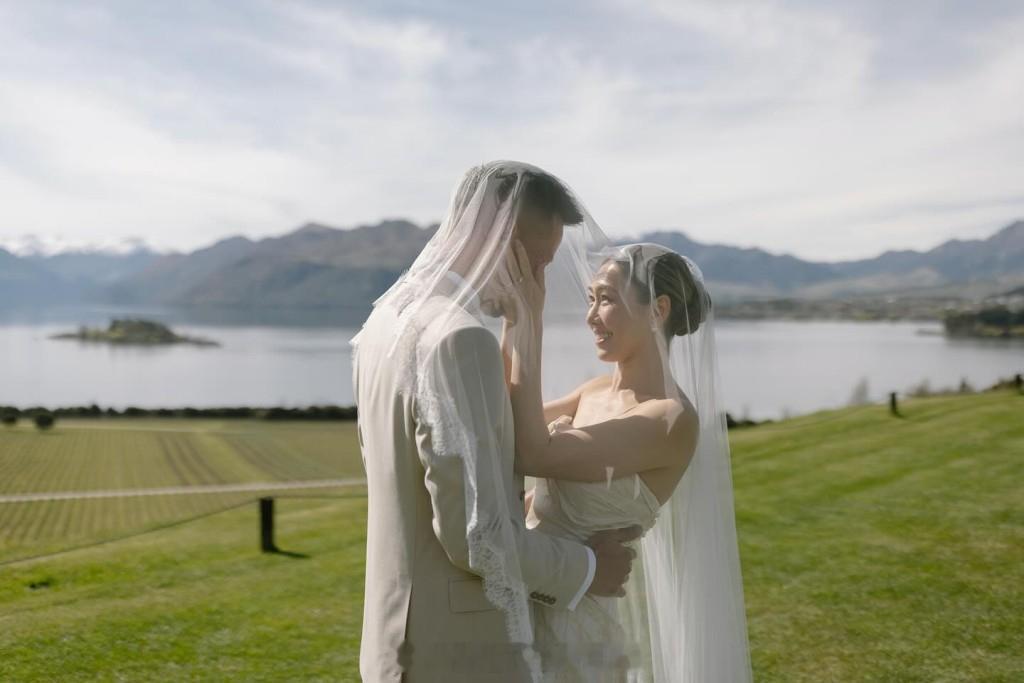 胡定欣宣布结婚披婚纱与老公陈建华甜蜜切结婚蛋糕任职医生老公被封“医生界AK”