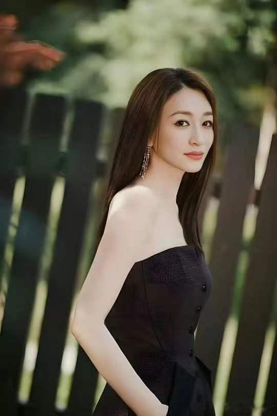 李小冉先天抽象圣体从温柔温婉到清冷疏离，李小冉切换风格毫无违和感，先天抽象圣体造