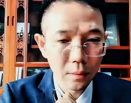 李圣律师在兰考档案室发现的纸张折叠了三次，有三处折痕，且印有红色公章，显然不是原