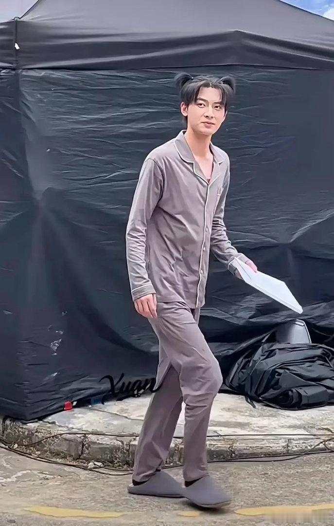 毫无偶像包袱，男明星上班邋遢成这样？