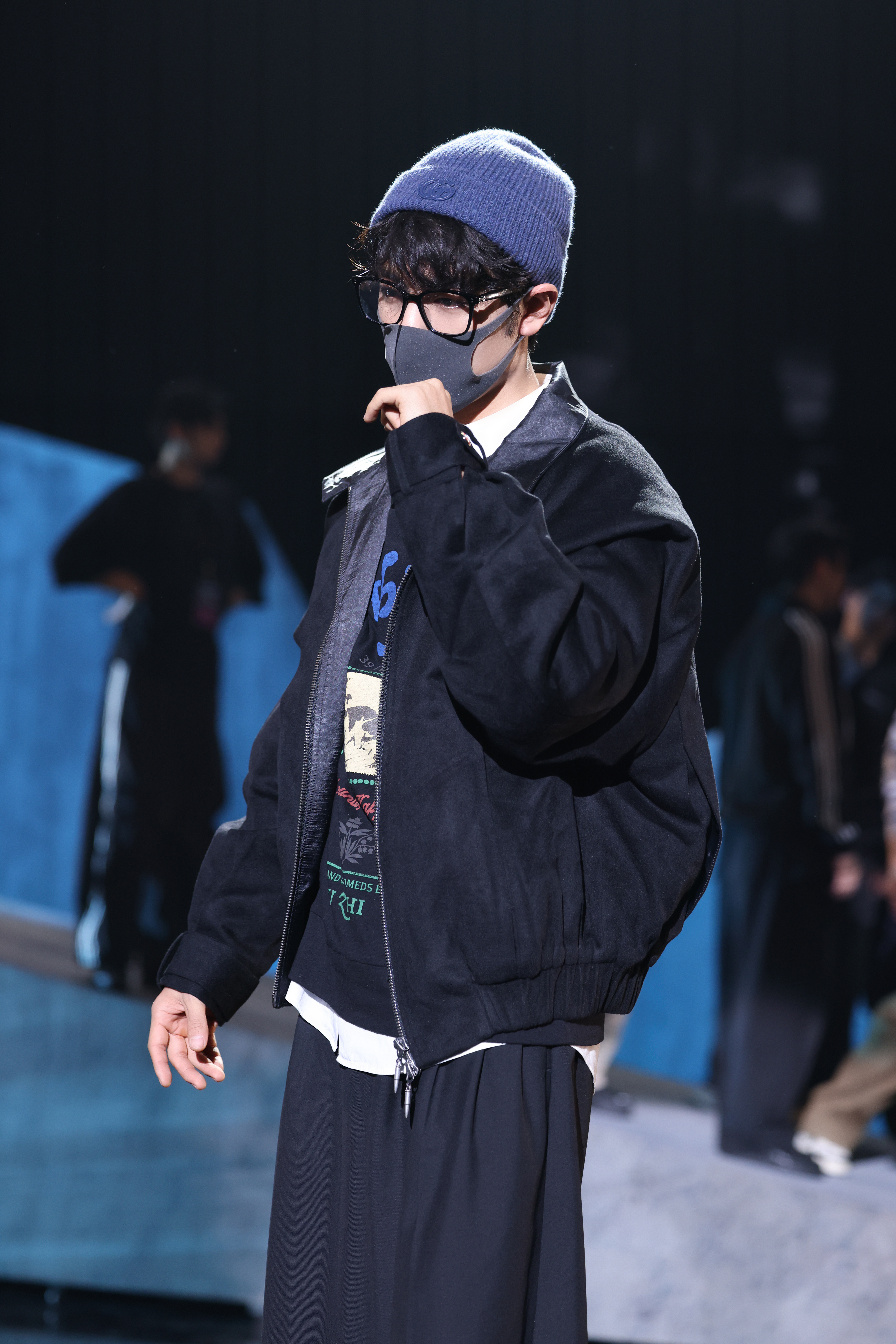 肖战卷毛冷帽彩排照肖战跨年舞台彩排照卷毛+冷帽+黑框眼镜帅气青春期待跨年舞台肖