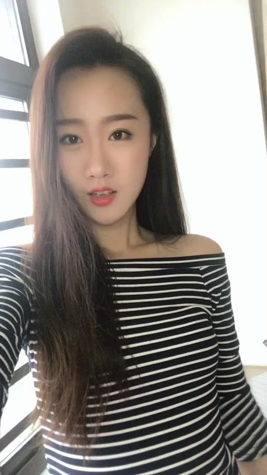 笑话：周末同事结婚，大家商定好每人出200一起放一个大红包里，由我收款统计。 