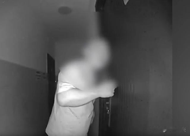 湖南长沙，年轻女子独自一人居住，凌晨时遭遇好色男子偷听墙角。或许是女子平时打扮出
