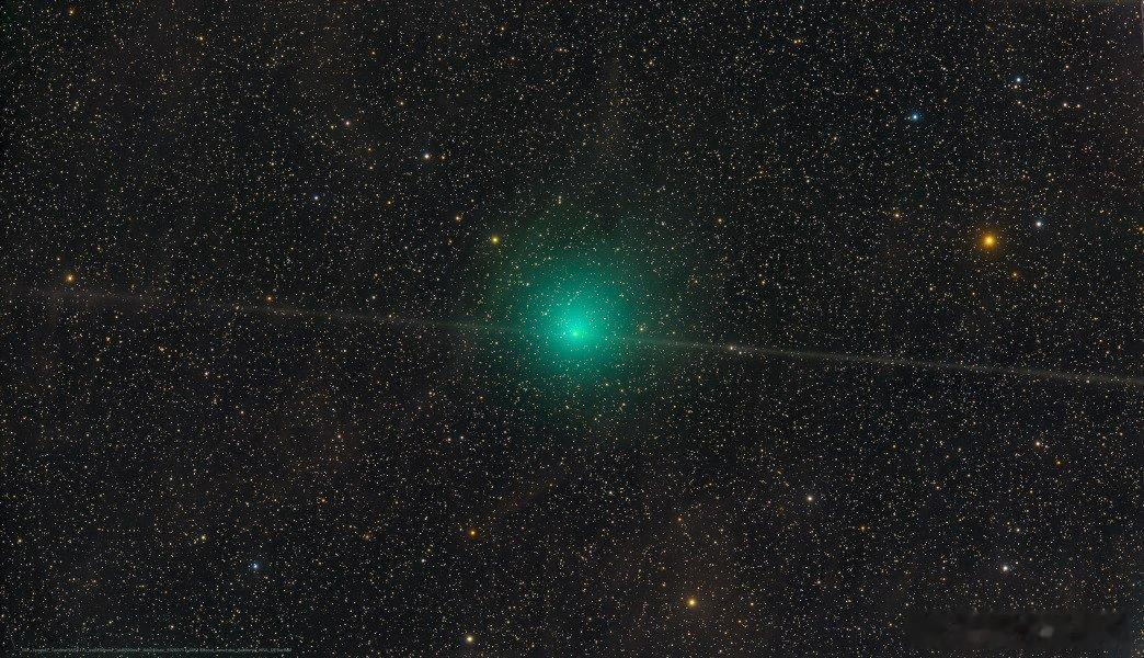 康普·滕佩尔2号彗星：天空中的尘埃轨迹。这是一颗周期彗星，轨道周期为5.4
