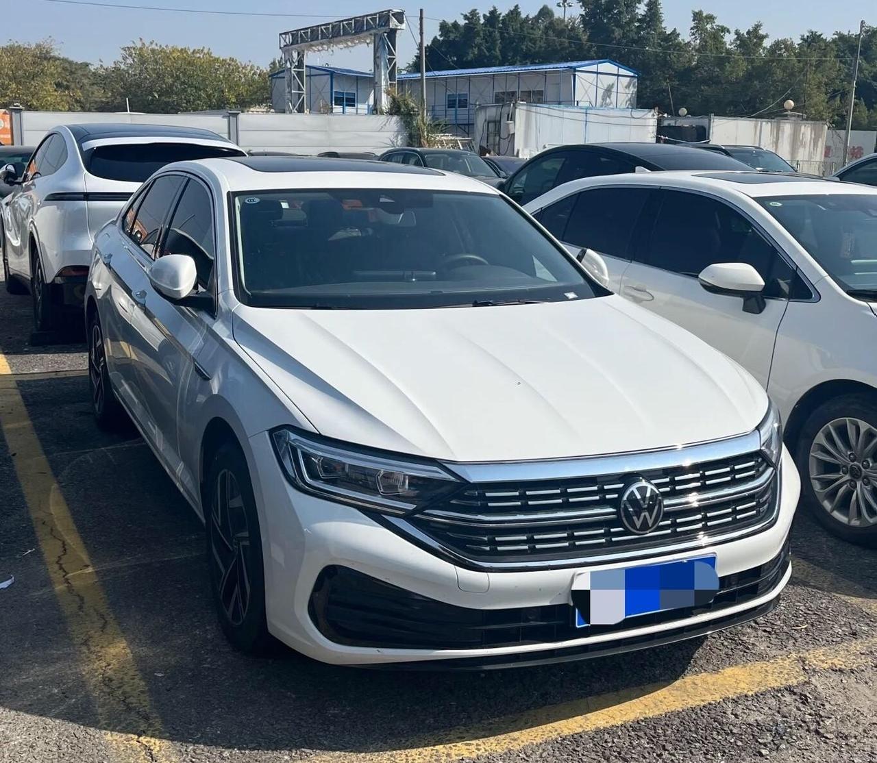 油车是所有汽车里面最好的。1、电车，油车一箱油跑400-500公里能接受，电