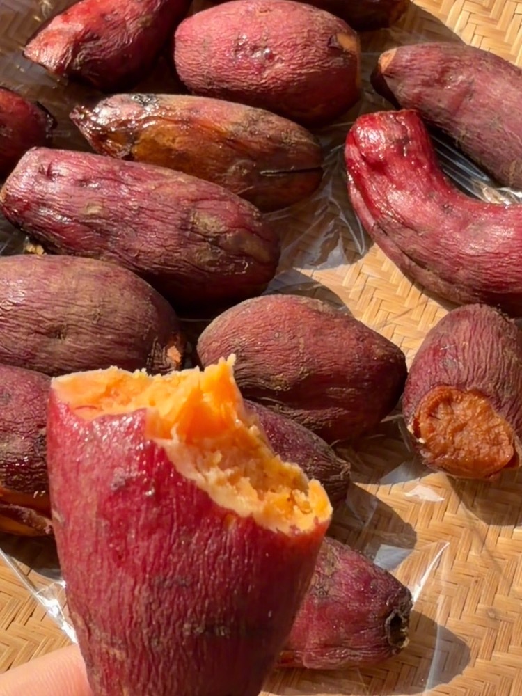 在乡下住了几天，我的晒秋时光新鲜的红薯整颗蒸熟晒半干，咬起来口感香甜。这慢节奏的