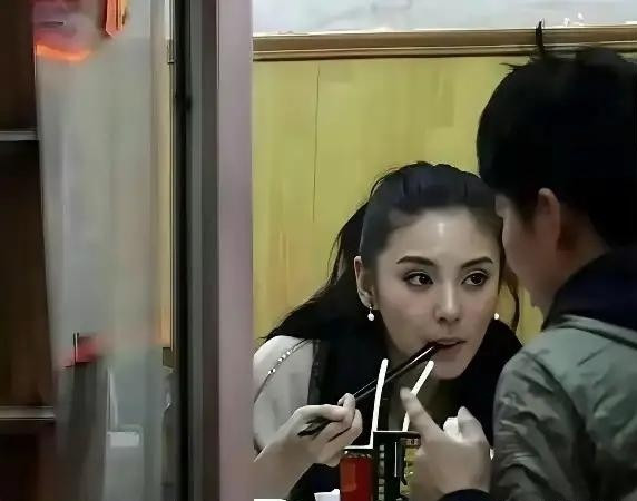 这个时期的张雨绮也太美了，五官好精致，而且还没有美颜滤镜