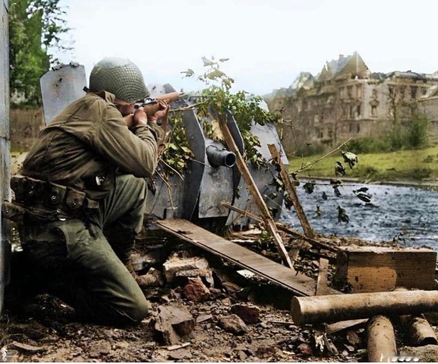 1944年10月，二等兵威廉·祖克布罗在德国亚琛瞄准了一名德国狙击手。一