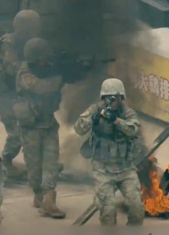 一段解放军巷战演习的视频在网上悄然走红。镜头扫过模拟城市街区，砖瓦交错、烟尘弥漫