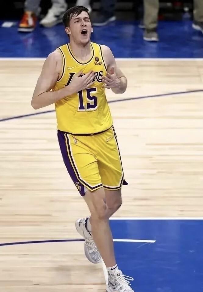 《湖人日报》援引消息人士说，湖人在今年休赛季将给奥斯汀－里弗斯提供５年２.４亿美