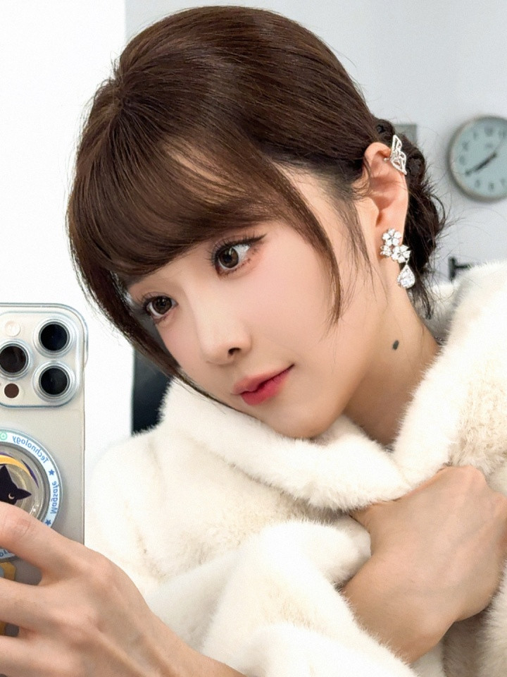 余霜晒照: 今日份打工自拍! 下班咯!