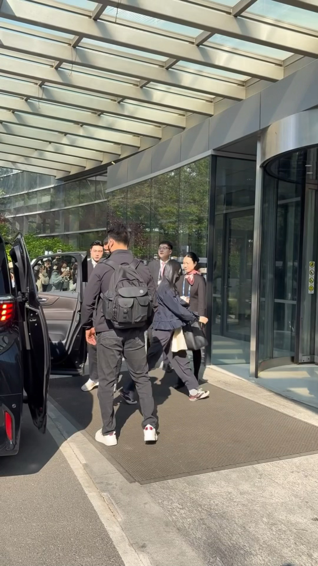 肖战青岛到达机场路透黑色连帽衫配短裤，潮酷男孩刚拿完奖立刻变回齐夏进入终焉之地了