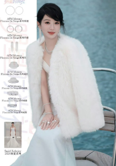 在2025年12月19日APM海口直播中，杨紫因海南天气闷热多次提及外套不适，并