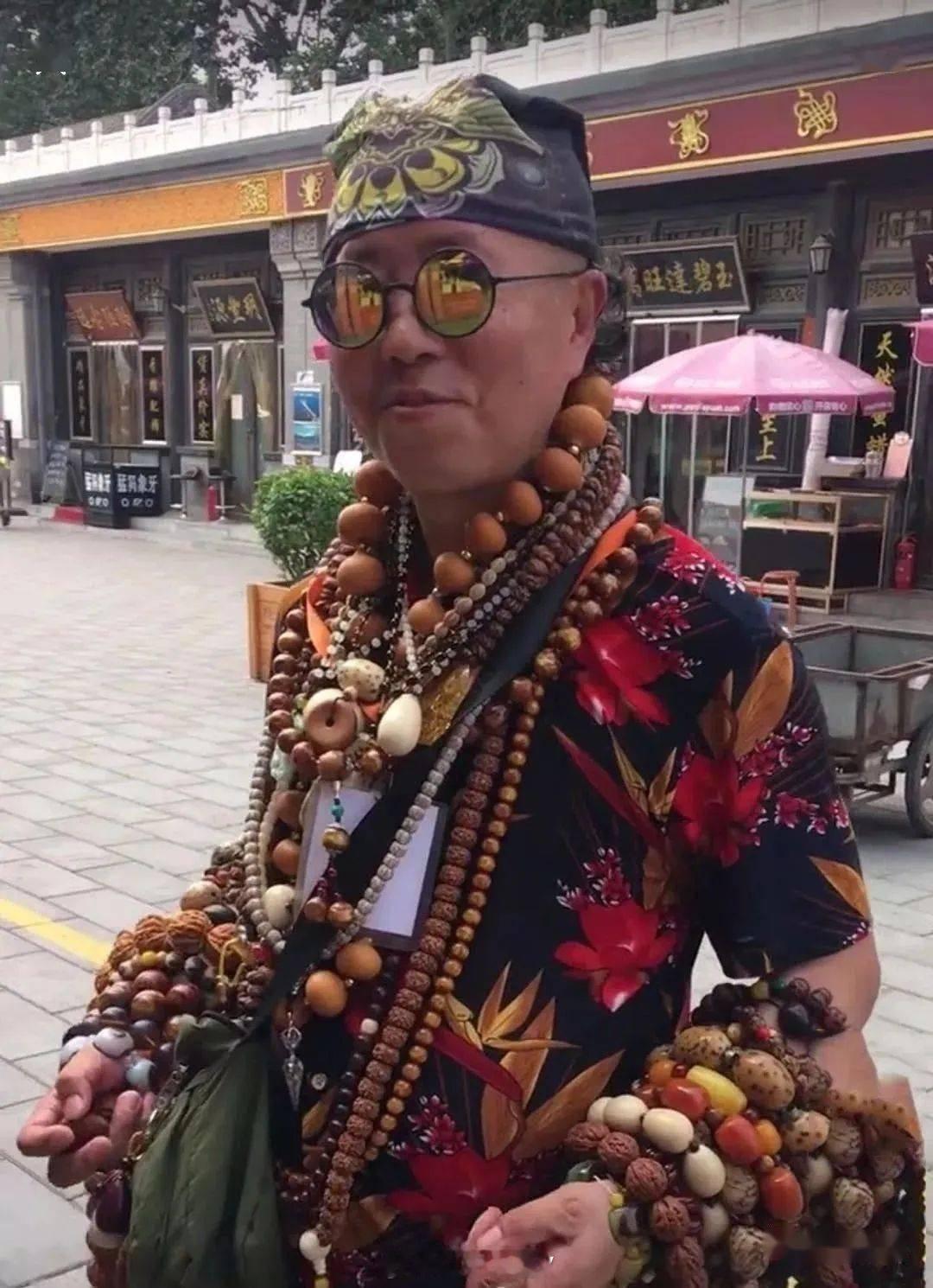 年轻人涌入捏门年轻人玩捏捏乐其实跟老年人盘核桃、盘手串是一个道理，都是手上多点东