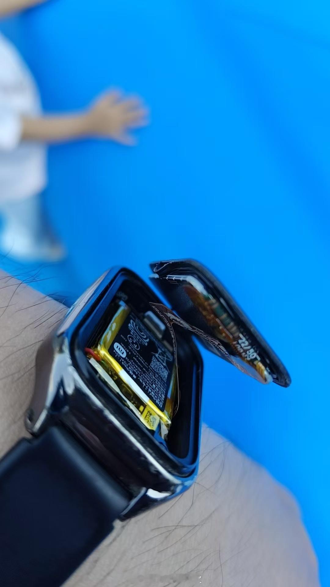 同事的小米手环，用了两年。突然今天这小米手环想开了，直接炸裂了，这小米手环咋是这