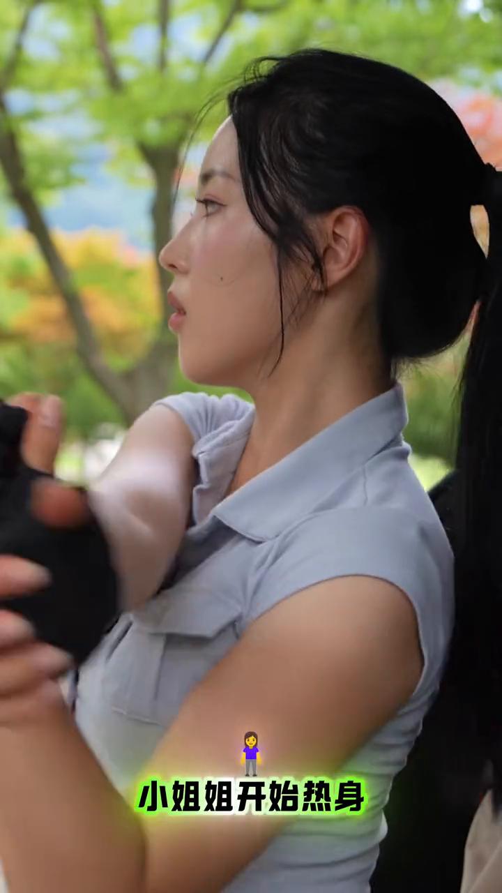 漂亮的韩国小姐姐又来露营了。·小姐姐将头发扎成马尾辫，以免干活的时候头发会遮挡