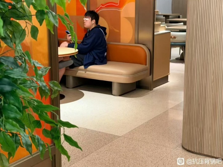 Bin哥真没去! 贴吧网友晒出Bin哥在医院照片 好像真割了双眼皮