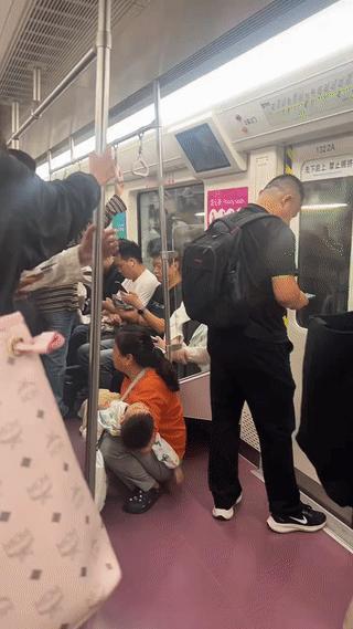 地铁上拍到的这一幕。真是让人看了很无语！现在的人为什么都这么冷漠？为什么就