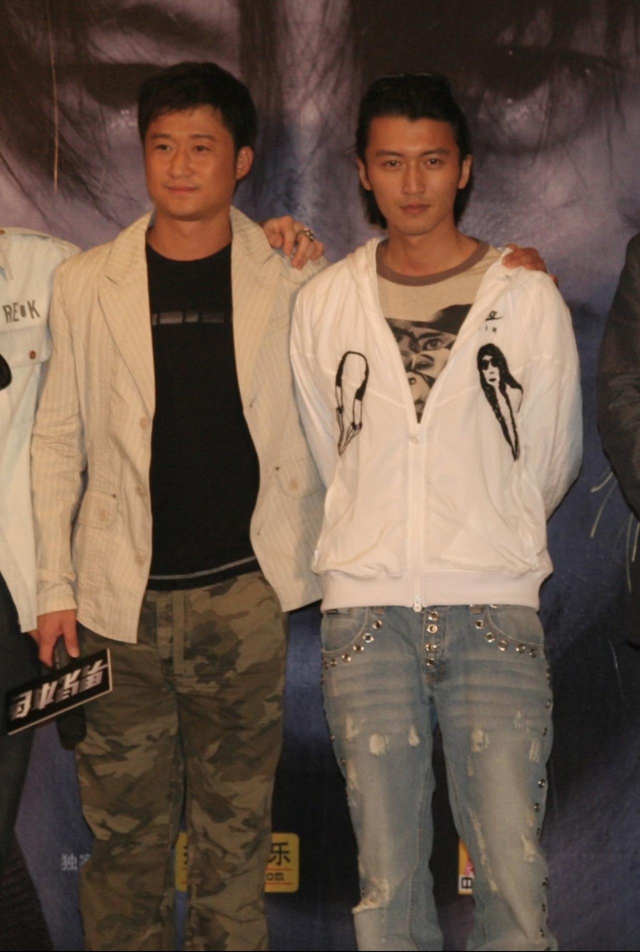吴京与谢霆锋的旧照，2007年，两人为当时的新电影路演的画面。当年的吴京3