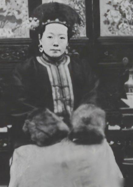 同治去世期间，慈禧邀请亲妹婉贞去宫里看戏，没想到婉贞全程闭着眼，慈禧询问其原因，