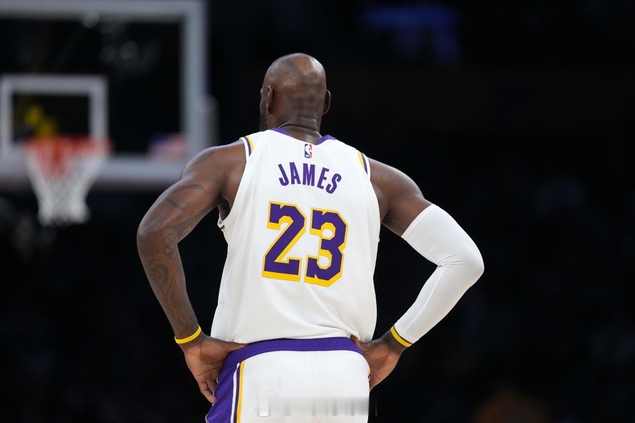詹姆斯接受了ESPN采访:当谈到——自己总决赛4胜6负的战绩被与乔丹总决赛6胜0