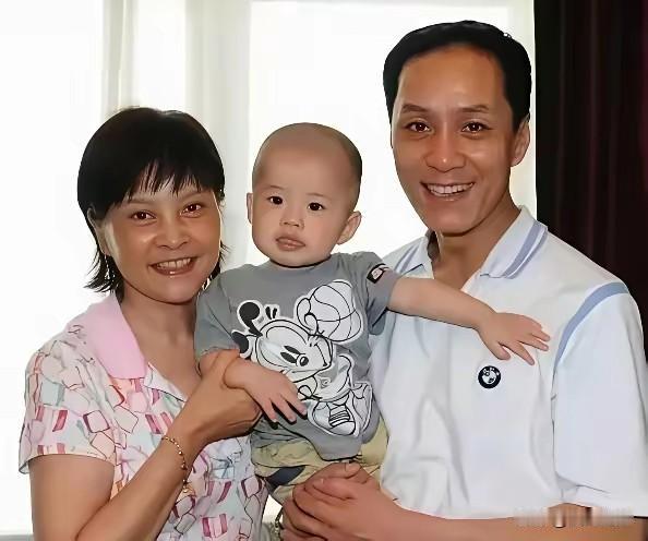 冯远征与梁丹妮和孩子的合影。很多人看到照片十分惊讶，因为冯远征与梁丹妮是知名丁克