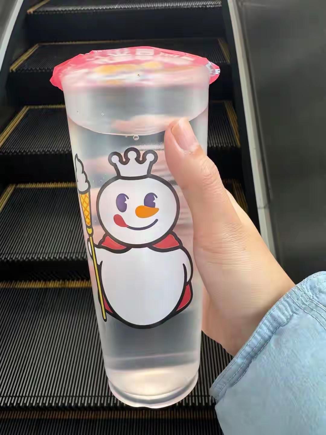 2月17日，江苏女子小庆（化名）在社交平台发布视频，分享了带老人外出时为讨要一杯