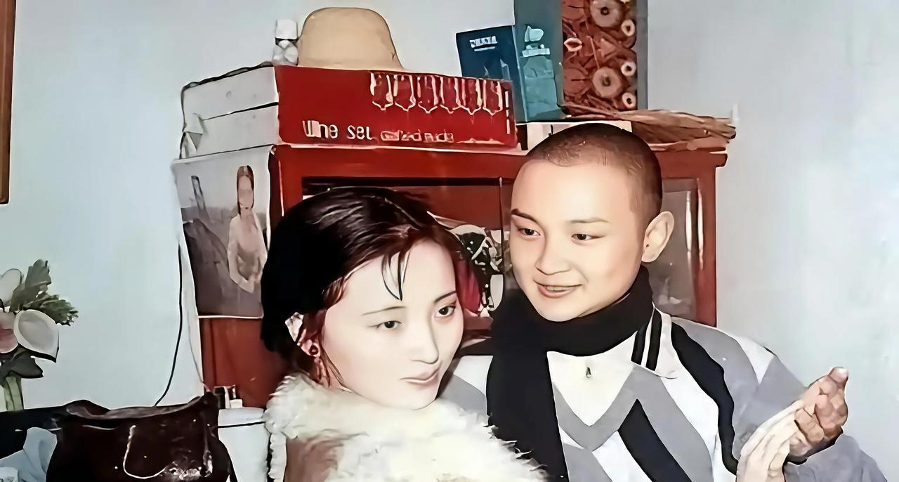 这是八十年代，87版《红楼梦》的主演林黛玉的扮演者陈晓旭和贾宝玉扮演者欧阳奋强在