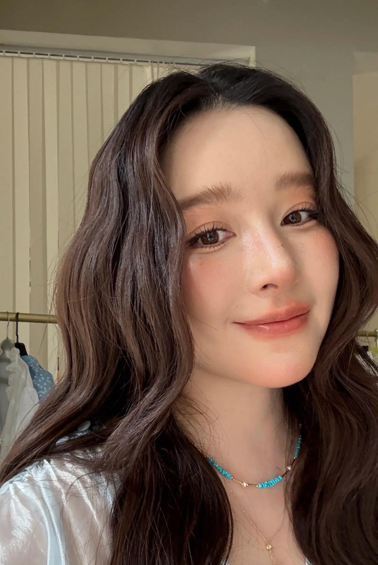 我表妹在阚清子老公公司上班见过她，她说了一个大实话，说阚清子和电视上相差还是
