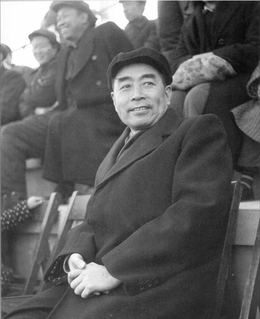 1951年周总理观看足球比赛（吕厚民摄）