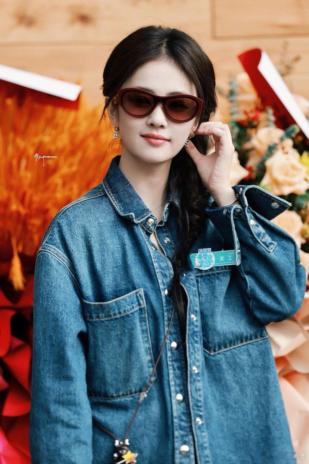 白鹿沈月秦岚你们仨聊什么呢天呐！白鹿、沈月、秦岚在《亲爱的客栈》路透里扎堆聊天