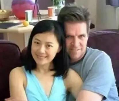 我愿意放弃中国国籍，自愿加入英国。2004年，央视美女主持姜丰嫁给英国富豪，并坚